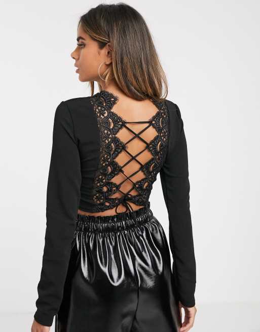 PrettyLittleThing - Top basic a maniche lunghe corto con pizzo sul retro nero