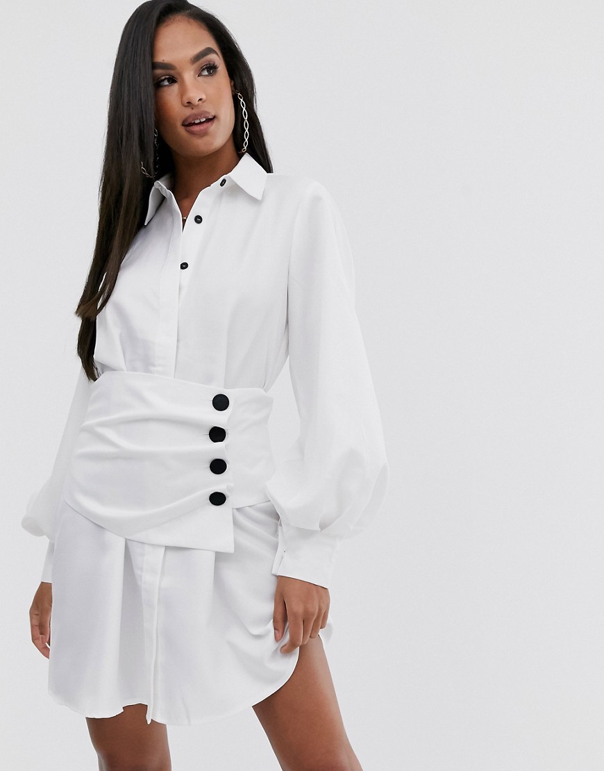 PrettyLittleThing - Vestito camicia bianco con bottoni in vita