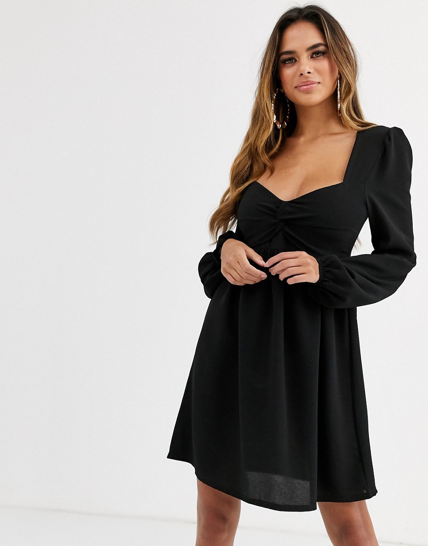 PrettyLittleThing - Vestito grembiule corto nero con scollo a cuore e intreccio sul davanti