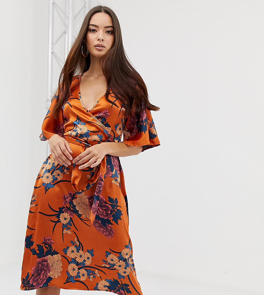 PrettyLittleThing - Vestito midi a kimono in raso arancione a fiori-Marrone
