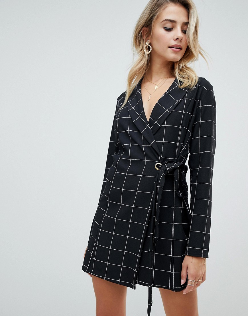 PrettyLittleThing - Vestito stile blazer con allacciatura laterale nero a quadri