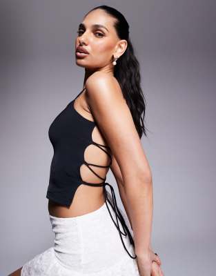 Princess Polly - Anschmiegsames Camisole-Top in Schwarz mit geschnürter Rückseite und eckigem Ausschnitt