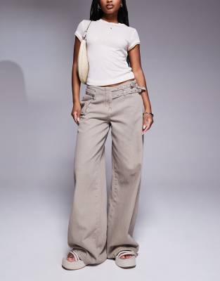 Princess Polly - Baggy-Jeans in verwaschenem Braun mit weitem Bein, Schnallendetails und Tasche