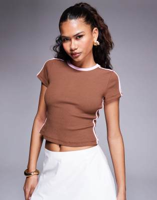 Princess Polly - Baseline - Knapp geschnittenes T-Shirt in Braun mit rosa Zierstreifen am Ärmel-Bunt