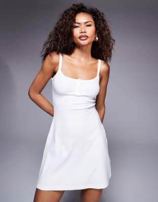 Princess Polly - Baseline - Kurzes geripptes Skater-Kleid in Weiß mit Knopfdetail