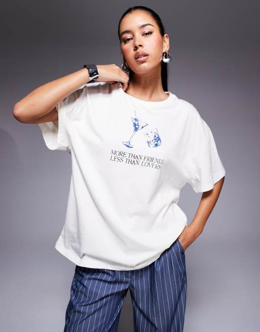 Princess Polly – Biały T-shirt z motywem koktajlu i napisem „More than Friends”