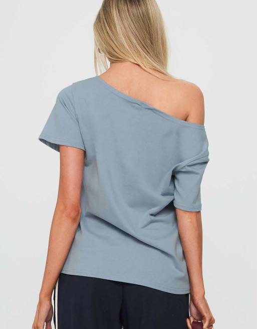 Princess Polly - Blå offshoulder-T-shirt med college-talprint, 3 af 4