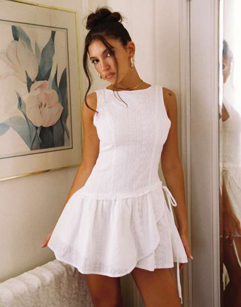 Princess Polly - Cosie - Robe courte et sans manches en broderie anglaise de coton avec liens noués sur les côtés et ourlet volanté - Blanc - view 1