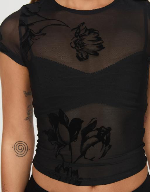 Princess Polly Eowyn mesh top med blomsteroverlay og korte ærmer i sort, 2 af 4