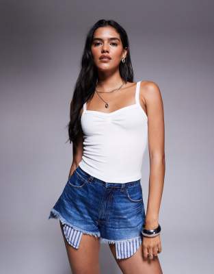 Princess Polly - Essentials - Geripptes, vorne gerafftes Camisole-Oberteil in Weiß