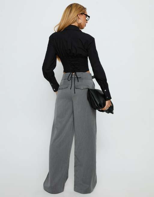 Princess Polly Jinny pantalon large ajusté à boucle, rayure fine grise, 3 de 4