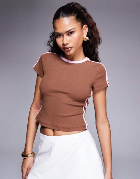 Princess Polly – Knapp geschnittenes T-Shirt in Braun mit rosa Zierstreifen am Ärmel - view 1