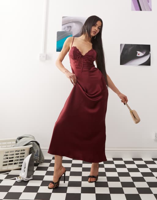 Princess Polly – Langes Satin-Schlupfkleid in Burgunderrot mit Spitzenkörbchen, schmalen Trägern, gebundener Vorderseite und Rückenausschnitt