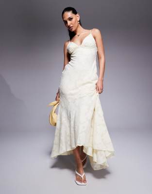 Princess Polly - Maxikleid mit Blumenstruktur in Zitronengelb mit überkreuzten Riemchen im Rücken
