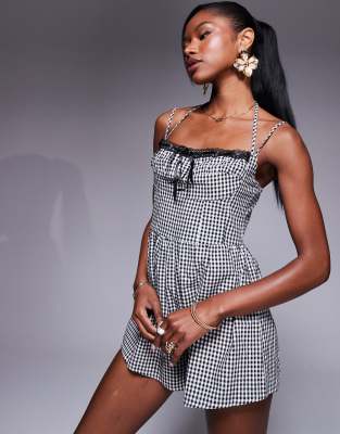 Princess Polly - Neckholder-Playsuit mit schwarz-weißen Vichy-Karos, Spitzenbesatz und Brustdesign-Bunt