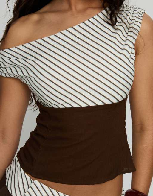 Princess Polly - Past Line - Top d'ensemble asymétrique à rayures contrastantes - Chocolat/crème, 2 de 4