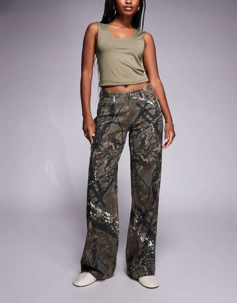Princess Polly - Raiders - Jeans a fondo ampio color kaki con stampa mimetica di foglie - view 1
