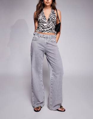 Princess Polly - Scheana - Jeans met wijde pijpen, gespdetail en lage taille in grijs met wassing