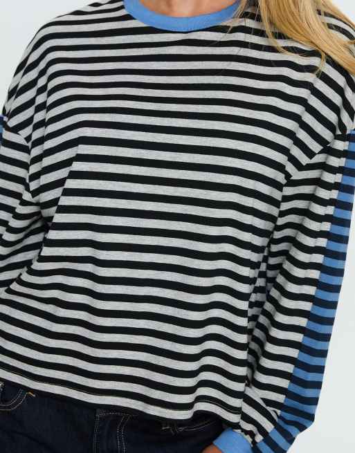 Princess Polly - Taysha - Top a maniche lunghe girocollo in misto cotone nero e blu a righe con spalle scese, 2 di 4