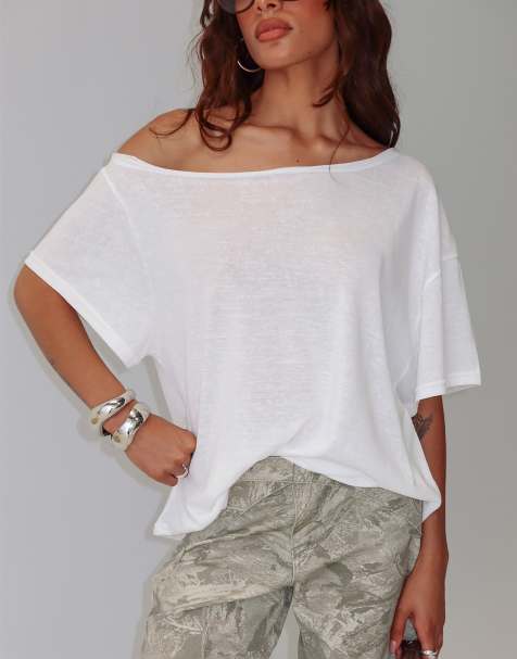 Princess Polly – Winny – Biały bogaty w bawełnę T-shirt o luźnym kroju z odkrytym ramieniem - view 1