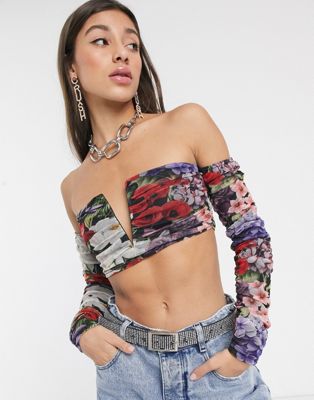 фото Присборенный кроп-топ с открытыми плечами и цветочным принтом new girl order-мульти