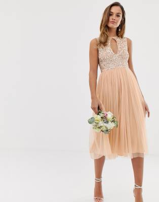 Приталенное платье миди персикового цвета с пайетками и вырезом капелькой Maya Bridesmaid-Розовый цвет