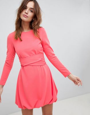 фото Приталенное платье мини с объемным подолом и поясом в несколько оборотов asos design-розовый