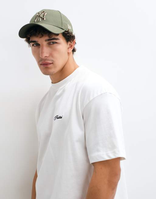 Prohibited Après-Ski T-Shirt mit Rückenprint und Grafik in Weiß, 5 von 5