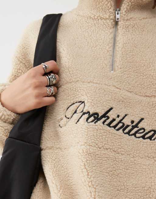 Prohibited – Krämvit sweatshirt med skriftlogga och dragkedja i halsen i teddy, 4 av 4