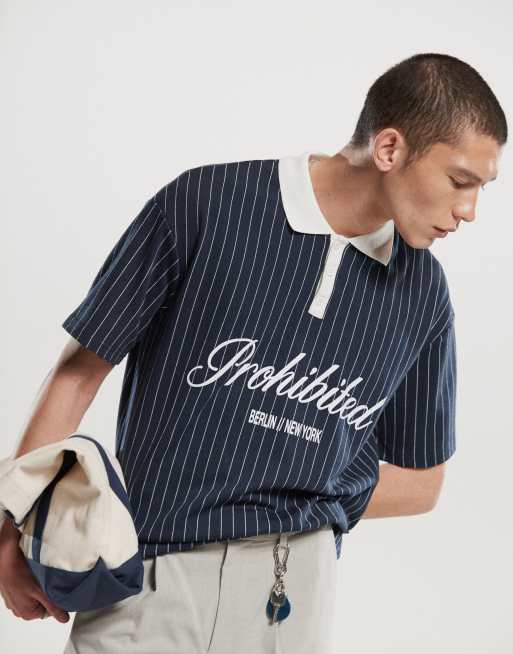 Prohibited - Marineblå fodboldinspireret T-shirt med krave, logodetalje og striber i stof på 250 gsm