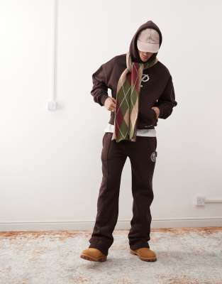 Prohibited – Set aus Sweatshirt-Stoff in Braun mit Logo
