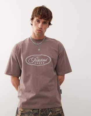 Prohibited – T-Shirt in Braun mit Fünf-Stern-Grafikprint - view 1