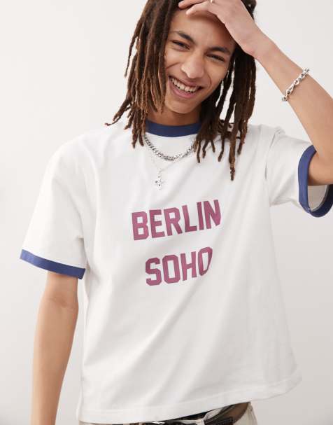 Prohibited – T-shirt w kolorze złamanej bieli z kontrastową lamówką i napisem „Soho” - view 1