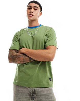 label logo contrast neck t-shirt in mid green