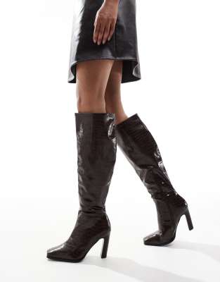 Public Desire - Acquilla - Kniehohe Stiefel in Kroko-Braun mit Absatz und eckiger Zehenpartie