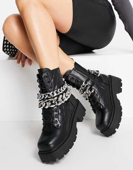 Public Desire – Advantage – Svarta ankelboots med grov platt sula och kedjekant