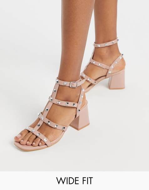 Public Desire – Always – MIt Nieten besetzte, zartrosafarbene Sandalen mit Blockabsatz in Lackoptik