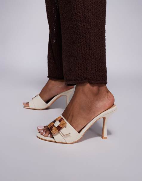 Public Desire - Andria - Cremefarvede mule-sandaler med mellemhøj hæl og spænde - view 1