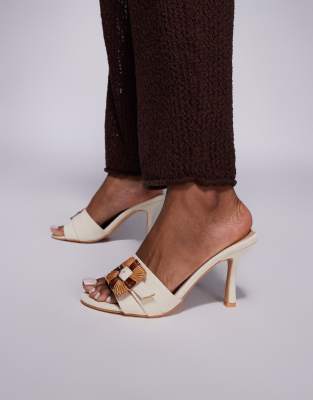 Public Desire - Andria - Mules-Sandaletten in Creme mit mittelhohem Absatz und Schnalle-Weiß