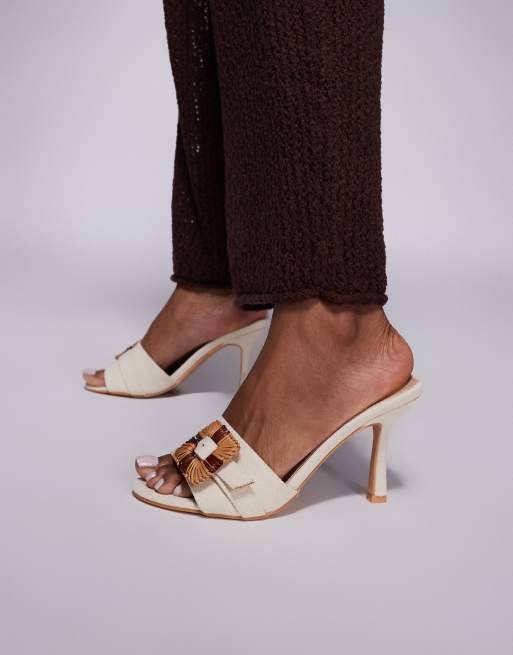 Public Desire - Andria - Scarpe con tacco medio stile sabot crema con fibbia