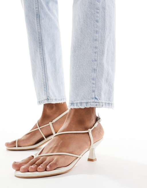 Public Desire - Ark - Sandali con tacchetti a spillo e listini color crema