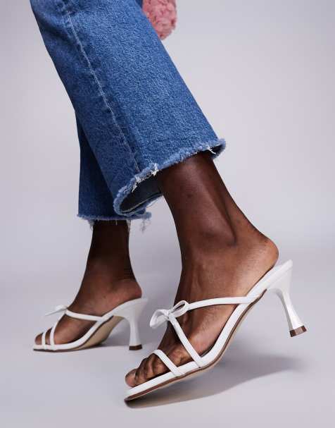 Public Desire - Asuka - Sandalen met brede pasvorm, hak en strikje in wit - view 1