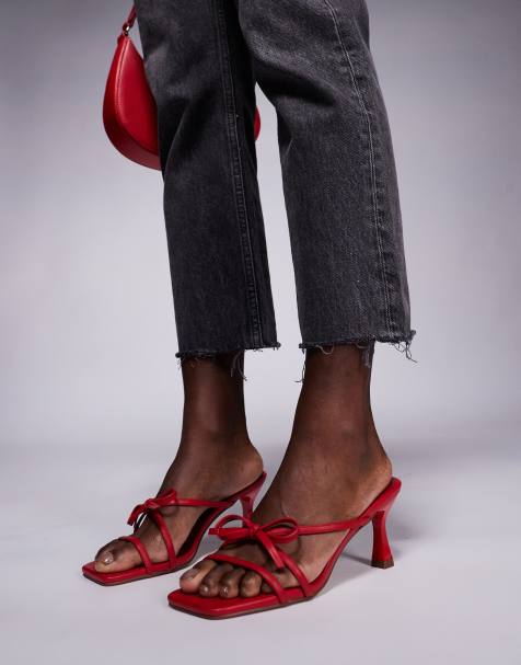 Public Desire – Asuka – Sandaletten in Rot mit Kitten-Heels und Schleife, weite Passform - view 1