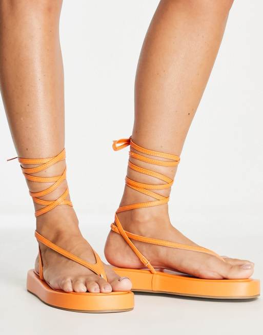 Public Desire – Beachbabe – Neonowopomarańczowe sandały na płaskiej platformie
