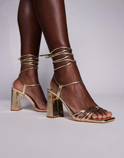 Public Desire – Bergamot – Sandaletten in Gold mit Blockabsatz und Schnürung am Bein - view 1