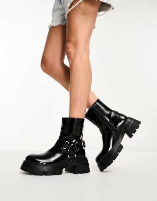 Public Desire - Blizzard - Biker-Stiefel in Schwarz mit Gurtdetail