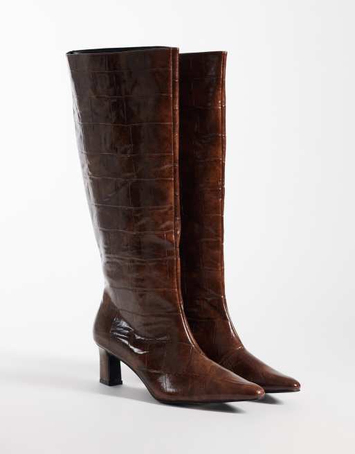Public Desire Boomer kniehohe Stiefel mit Absatz in Hellbraun mit Kroko-Optik, 2 von 4