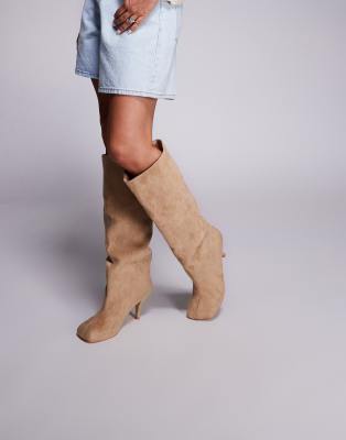 Public Desire - Bordeaux - Kniehohe Stiefel aus Wildlederimitat in Sand mit Absatz und gerafftem Design-Braun