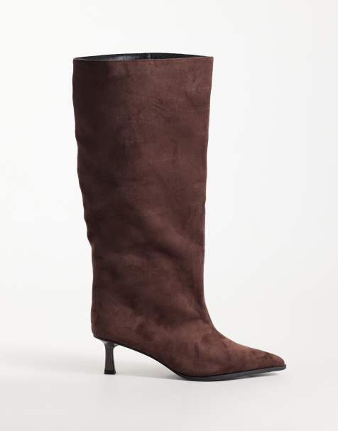 Public Desire - botas de rodilla Lola de tacón bajo y corte ancho en marrón suedette - view 1