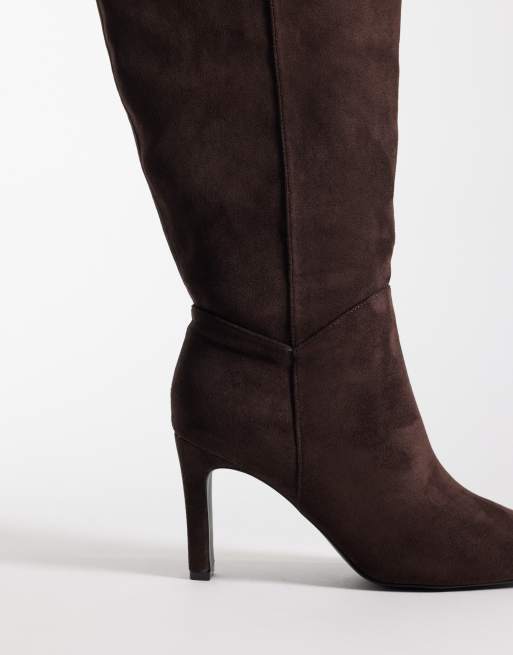 Public Desire bottes montantes à talons coupe large Pose en suedette chocolat, 4 de 4